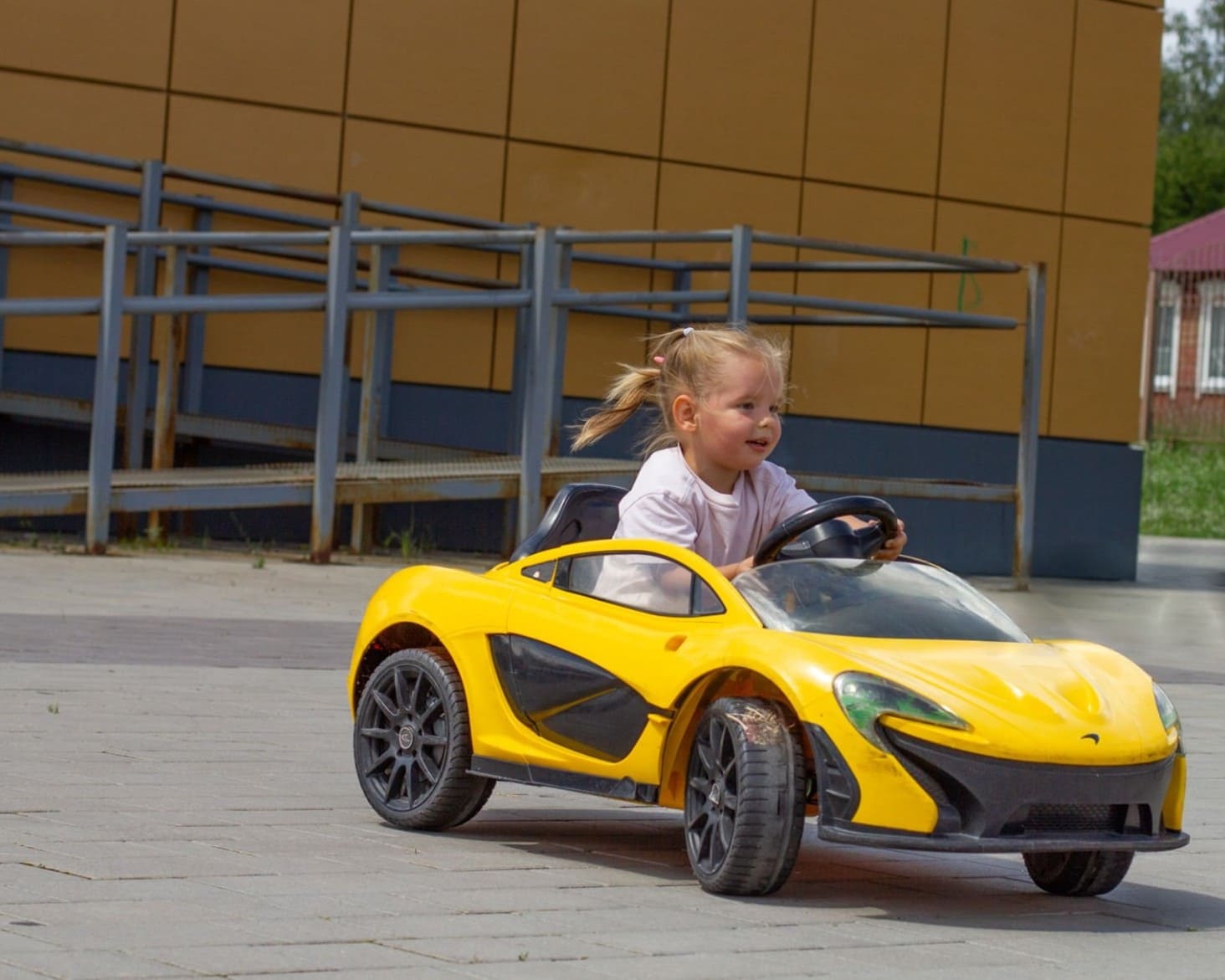 Quelle vitesse maximale choisir pour la voiture ou la moto électrique de votre enfant ? Le guide complet